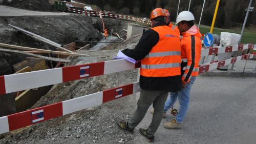 Wenn mehrere neue Leitungen nötig sind, muss tief gegraben werden. Die Bauleitung beim Besprechen der Situation. Foto: Marie-Claire Jur