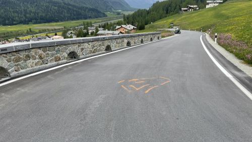 Auf der Südseite des Albulapasses kam es am Sonntagmittag zu einem Motorradunfall. Foto: Kanstonspolizei 