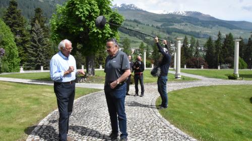 Rolf Zollinger (links) im Gespräch mit Mario Salis, begleitet von Regisseur Roman Vital und seinem Team. (Foto: Bettina Gugger)