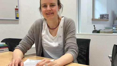 Die Aufgabe der Regionalentwicklerin Martina Schlapbach ist, Unternehmerinnen und Projektträger zu beraten und unter anderem auf passende Fördermittel aufmerksam zu machen (Foto: Nicolo Bass).