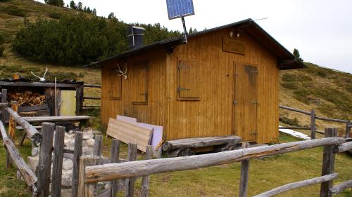 Eir la chamonna cumünala Serrà/Costainas cul nom inufficial Soldanella dà il Cumün da Val Müstair a fit a persunas interessadas (fotografia: Cumün da Val Müstair).