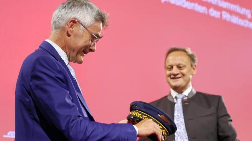 Mario Cavigelli (links) übernimmt das VR-Präsidium der RhB von Stefan Engler. Foto: SwissImage