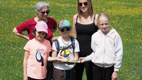 Vorne: Elina, Aurelio und Cheryl; hinten: Cornelia Nussberger und Lena Bayer (von links). Foto: Nicolas Binkert