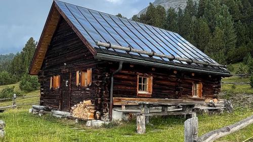 La chamonna ad «Ivraina» a Zernez – üna da totalmaing 53 chamonnas sün territori cumünal da Zernez cha’l cumün dà a fit (fotografia: mad).