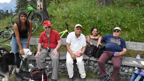 Jana Schnetzler mit Lumpaz, Seppi, Roland, Vera und Ernst (von links) am Lai da Padnal in Ftan (Foto: Bettina Gugger).