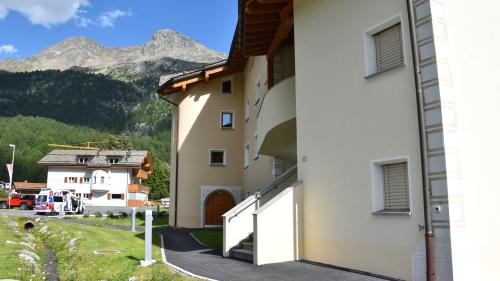 Die Hausfassade, wo der Gleitschirmpilot auf dem Dach aufschlug und anschliessend auf dem Vorplatz zu liegen kam (Foto: Kantonspolizei Graubünden).