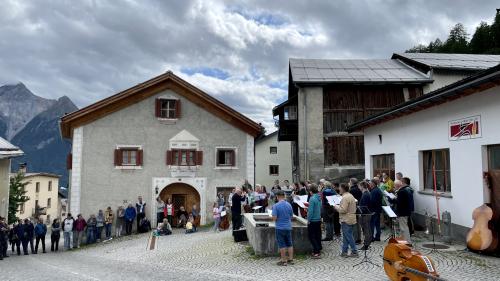 La musica fa part da la cultura da Tschlin e dess gnir rinforzada cul proget "musica in cumün". Foto: Fadrina Hofmann