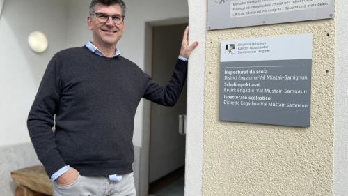 Für Bezirksinspektor Curdin Lansel ist jeder erste Schultag wieder etwas Besonderes. Foto: Fadrina Hofmann