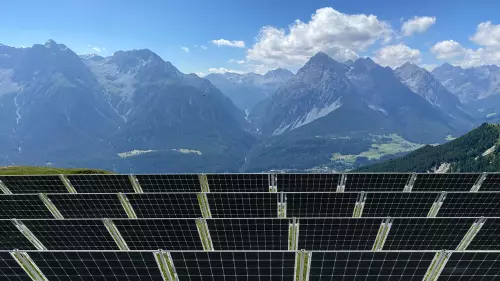 Üna visualisaziun muossa sco cha'ls panels dal implant solar dessan esser drizzats. Fotografia: Scuol Solar