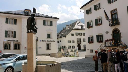 Plazzet in Samedan: Die drei Patrizierhäuser Haus zur Krone, Chesa Cumünela und Chesa Planta und der Neptunbrunnen. Foto: Sabrina von Elten