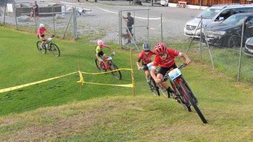 In differentas categorias han uffants pudü tour part a la cuorsa dal Bikemaraton dal Parc Naziunal (fotografia: Benedict Stecher).