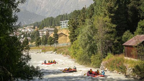 Die Family Tour führt vorbei an Pontresina bis nach Samedan. Foto: Outdoor Engadin Center