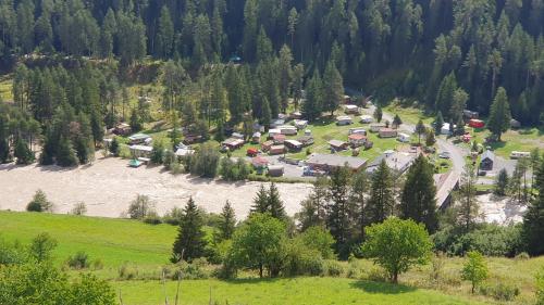 Üna part da la plazza da camping da Sur En es statta in lündeschdi darcheu suot aua (fotografia: RTR).