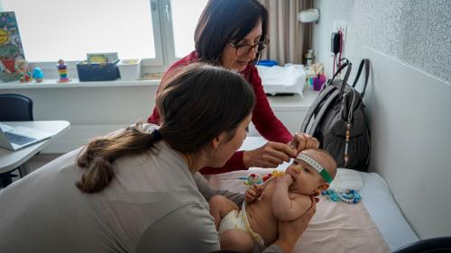 Das Bündner Sozialjahr steht Jugendlichen beispielsweise als Vorbereitung auf eine berufliche Grundbildung im Gesundheitsbereich offen. Symbolfoto: Denise Kley