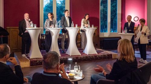 Das Wahlpodium von links: Stefan Metzger, SVP, Franziska Preisig, SP, Martin Binkert, Mitte, Anna Giacometti, FDP bisher, sowie Moderator Andri Franziscus und Gastgeberin Karin Metzger Biffi vom HGV St. Moritz. Foto: Jon Duschletta