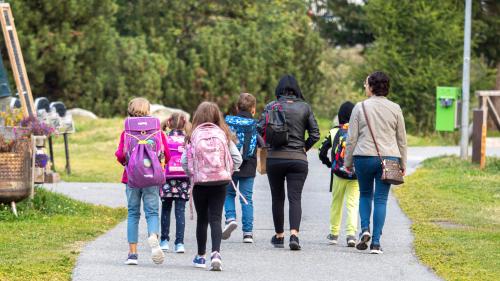 Mit neuen Lehrmitteln im Rucksack: Mit dem Lehrplan 21 hat sich einiges verändert. Foto: Daniel Zaugg