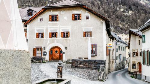 Das Hotel Crusch Alba in Lavin hat eine lange, bewegte Geschichte hinter sich und soll nun in einem zweiten Versuch aus dem Dornröschenschlaf geweckt werden. Archivfoto: Jon Duschletta