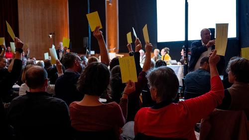 Ingünas cuntravuschs – la radunanza da delegiadas e da delegiats da la Lia Rumantscha ha acceptà las tractandas unanimamaing (fotografia: Lia Rumantscha/Dominic Pohle).