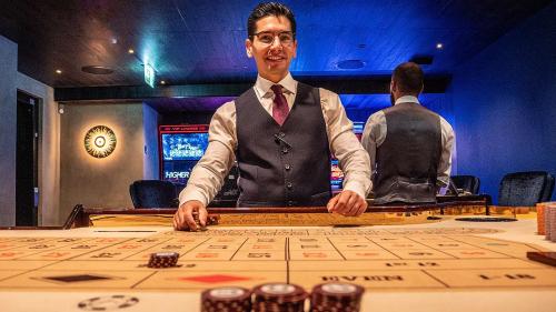 Croupier Daniele Trombetta an einem Roulettetisch im Casino St. Moritz im Spiel der Spiele: «Prossimo giro ..., ultime puntate ... e nulla va piu!» Fotos: Jon Duschletta