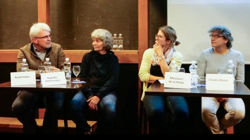 Das Biodiversitäts-Podium v. l: Nationalpark-Direktor Ruedi Haller, Umweltspezialistin Angelika Abderhalden, Marylaure de La Harpe vom ANU Graubünden und  Claudia Müller von der Schweizerischen Vogelwarte. Foto: Jon Duschletta