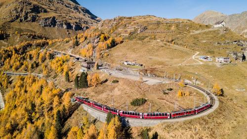 Spektakulär sieht es aus, wenn sich der Bernina Express an der Alp Grüm vorbeischlängelt. Foto: Rhätische Bahn 