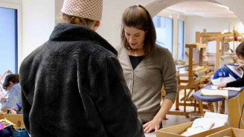 Angelina Hugentobler ist nebst der Betreuung der Kundschaft im Laden auch verantwortlich für die Betreuung der Klientinnen und Klienten der Weberei. Fotos: Julia Biffi