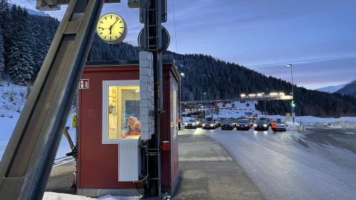 Chi chi voul rivar ad ura cun seis auto sül tren a Sagliains o Selfranga, sto esser duos minuts plü bod al portal dal tunnel (fotografia: RTR).