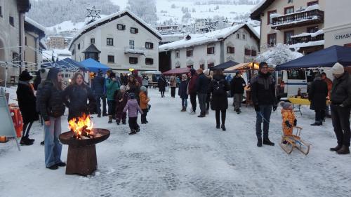 Il marchà d’Advent a Scuol ha attrat blera glieud (fotografia: Benedict Stecher).