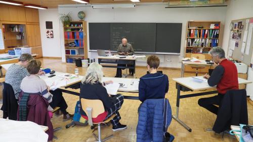 Surtuot scolaras e scolars dals cuors intensivs valladers da la Lia Rumantscha s’han fin uossa partecipats als examens da rumantsch (fotografia: David Truttmann).