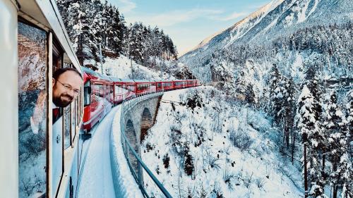 Die Reise von Chur nach Samedan bezeichnet der britische Botschafter James Squire als "magical". Foto: Camilla Chambers