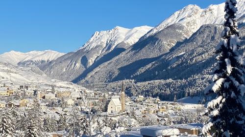 La radunanza cumünala da Scuol ha acceptà il preventiv 2024 (fotografia: Nicolo Bass).