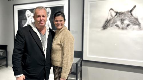 Fotograf David Yarrow und Kuratorin Petra Gut freuen sich über die gemeinsame Ausstellung. Foto: Fadrina Hofmann