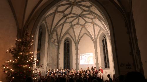 Gemeinsames Singen an der Schulweihnacht verbindet. Foto: Fadrina Hofmann