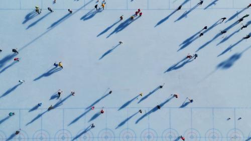 Curlerinnen und Curler auf dem Eisplatz in Silvaplana während der Coppa Romana. Foto: Silvaplana Tourismus