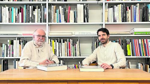 Hans-Jörg Ruch mit Sohn Andy Ruch in der Bibliothek des Architekturbüros Ruch & Partner in St. Moritz (Foto: Luigi Zanella).