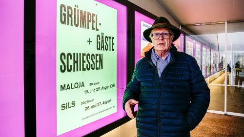 Hugo Wetzel betrachtet in der St. Moritz Design Gallery die Plakatausstellung aus dem Archiv der vormaligen Druckerei  Wetzel. Die Plakate hat sein gleichnamiger Vater, Hugo Wetzel selig, gestaltet und gedruckt. Foto: Jon Duschletta
