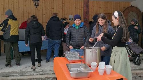 Im Garten des Ferienheims wurden Glühwein und Punsch an die Einheimischen ausgeschenkt. Foto: Denise Muchenberger