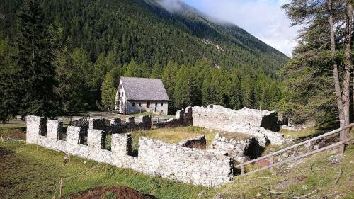 Il museum da la Schmelzra cun davantvart las ruinas. fotografia: Benedict Stecher/FMR