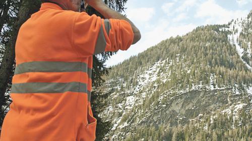 Peder Caviezel, schef dal servezzan da lavinas dal mantegnimaint da vias in Engiadina Bassa e Val Müstair, controlla regularmaing ils laviners per pudair güdichar il privel. Impustüt sül traget da Samignun fa’l quint cun diversas lavinas bletschas. (fotog