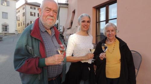 Klaus Haas, Seraina Guler e Cilgia Haas davo la radunanza generala. fotografia: Benedict Stecher