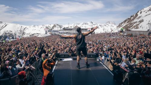 Andreas Gabalier vor dem Menschenmeer. Foto: ischgl_com