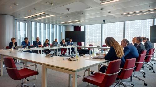 Die Vertreter der Bündner Regierung (links) beim Treffen mit Vertretern der Region Lombardei in Mailand. Foto: Standeskanzlei Graubünden