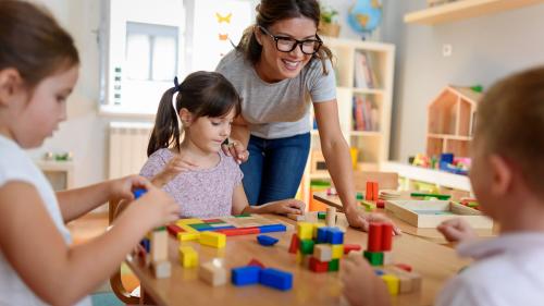 Die ausserfamiliäre  Kinderbetreuung ist im Oberengadin ein grosses Bedürfnis. Symbolbild: Shutterstock Lordan