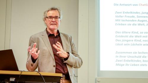 Der Physiker Jakob Rhyner ist Seniorprofessor an der Uni Bonn und befasst sich mit physikalischen Grundlagen von Nachhaltigkeit. Foto: Jon Duschletta