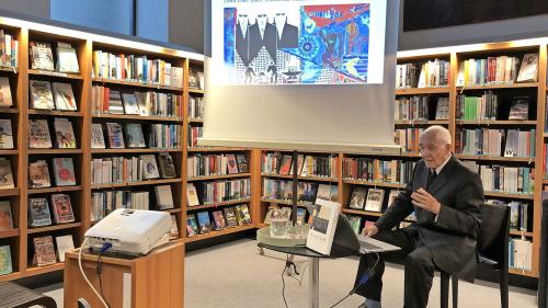 Massimo Lardi bei seinem Vortrag über das künstlerische Lebenswerk seines Zwillingsbruders Bernardo Lardi in der Leihbibliothek St. Moritz. Foto: Sabrina von Elten