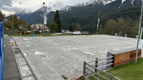 La sanaziun da la plazza da sport da Trü a Scuol pon cuntinuar. Il discapit da marcurdi resta sainza consequenzas (fotografia: Nicolo Bass).