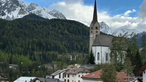 Plü o main daspö chi ha müdà sül temp da stà la fin da marz sta salda l’ura dal clucher da la baselgia San Geer a Scuol sün punct las dudesch (fotografia: Nicolo Bass).