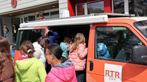 Per la prüma vouta ho RTR sün visita eir mno cun se il busin cotschen per emetter radio live da la plazza da scoula a Bever (fotografia: Martin Camichel).