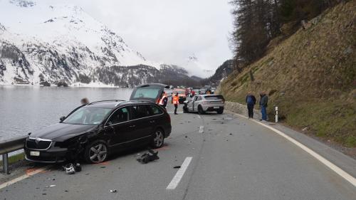 Vorne das Auto der Frau, hinten das des Mannes. Foto: Kapo GR