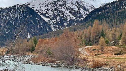 Muot d‘Mez, Muot Dadains und Piz Chalchagn (teilweise in den Wolken), von links. Die Gemeinde Pontresina hat sich gegen eine flächendeckende Installation von Warnsystemen in den Bergen ausgesprochen. Foto: Reto Stifel